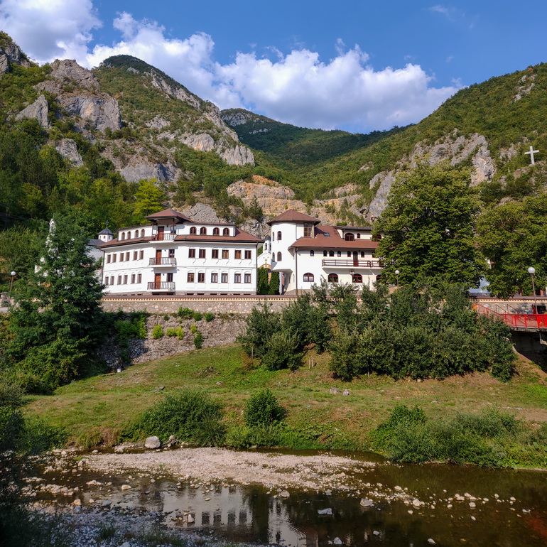 Manastir Dobrun