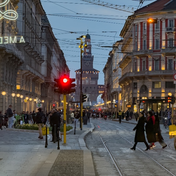 Panorama centra Milana i gradske arhitekture tokom šetnje gradom