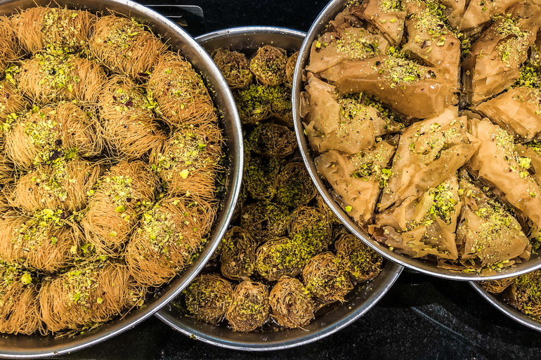 Slatkiši u omiljenoj poslastičarnici u gradu Parikia